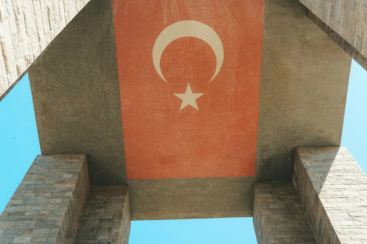 Şehitler Abidesi'nin altından göğe doğru Türk bayrağı