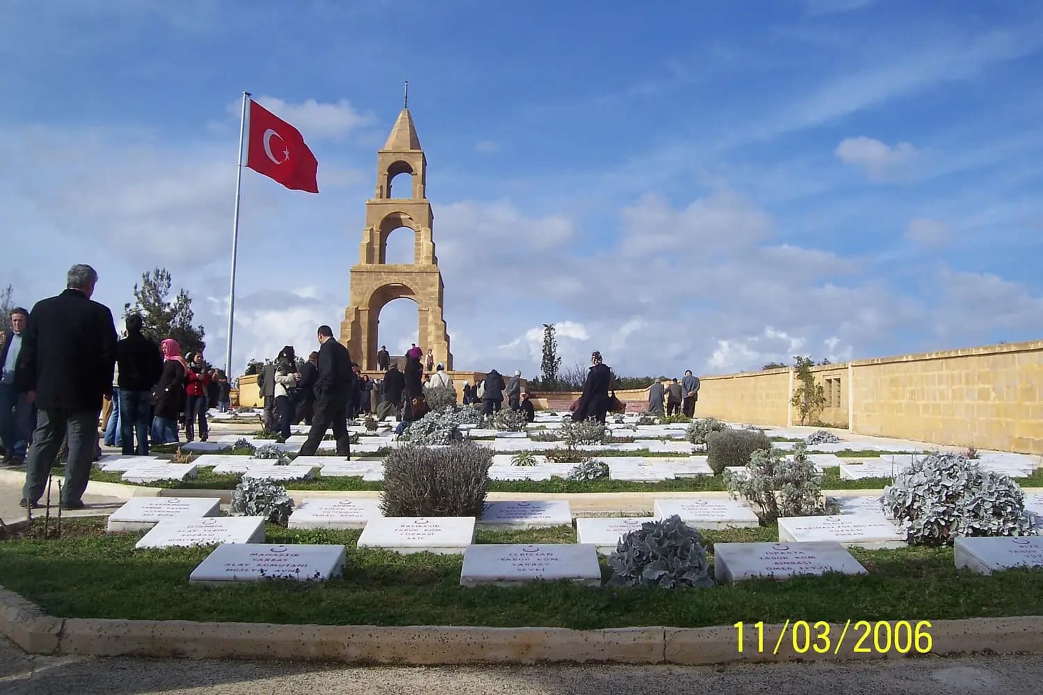 57. Piyade Alayı Şehitliği'ndeki mezar taşları ve anıt, Conkbayırı, Gelibolu