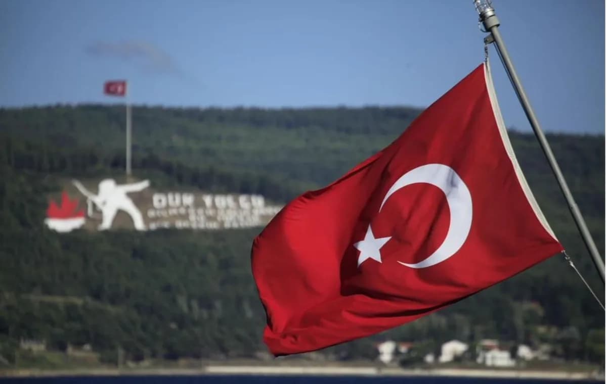 Dur Yolcu: Çanakkale Boğazı'nın Efsanevi Nöbetçisi ve Hikayesi